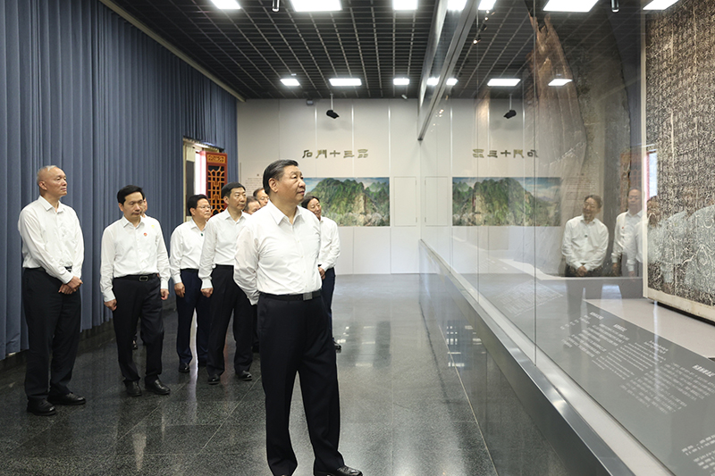 7月29日，中共中央總書記、國家主席、中央軍委主席習(xí)近平在四川考察結(jié)束返京途中，來到陜西省漢中市考察。這是習(xí)近平參觀漢中市博物館有關(guān)歷史文物展陳。